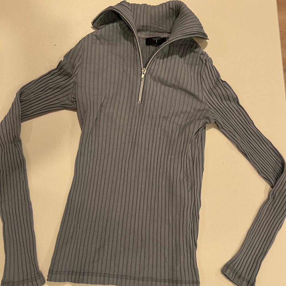 Women’s small Tahari grayish blue stretchy long-sleeved fitted shirt with zipper